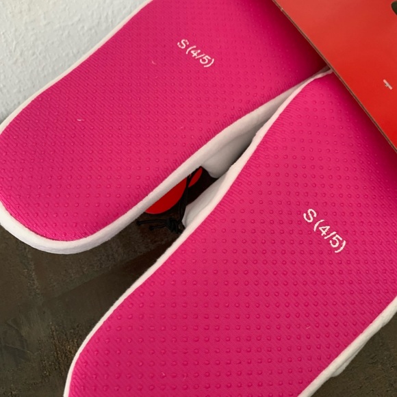 Hello Kitty Slippers Size Small 4-5 SANRIO WOMENS NEW - Picture 3 of 4